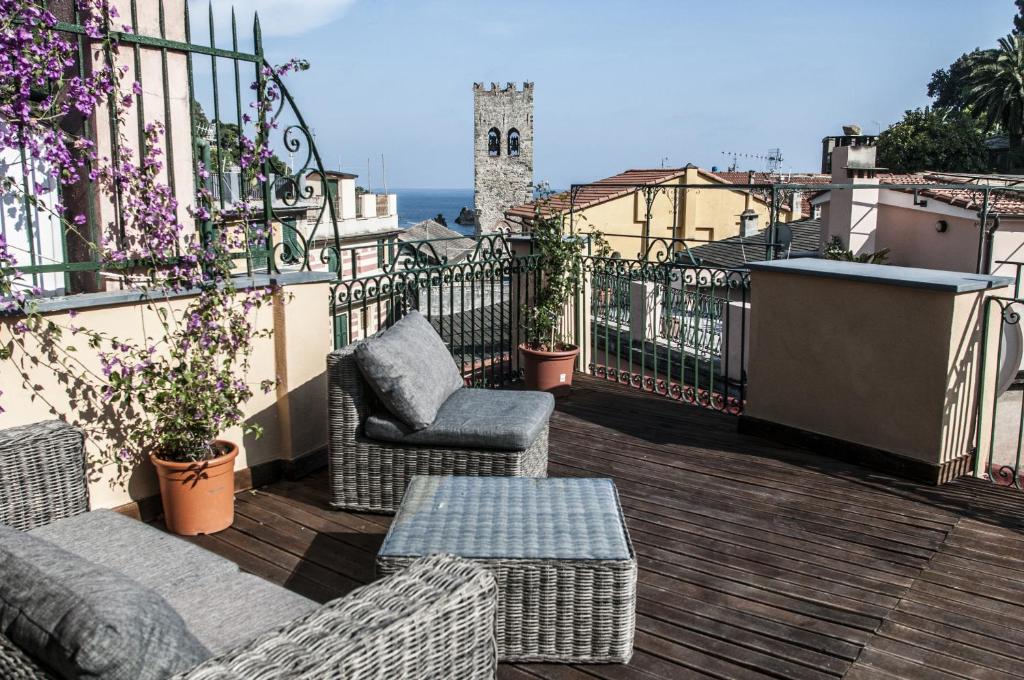 蒙特罗索阿尔马雷齐亚莱蒂齐亚住宿加葡萄酒旅馆的阳台的天井配有2把椅子和1张桌子