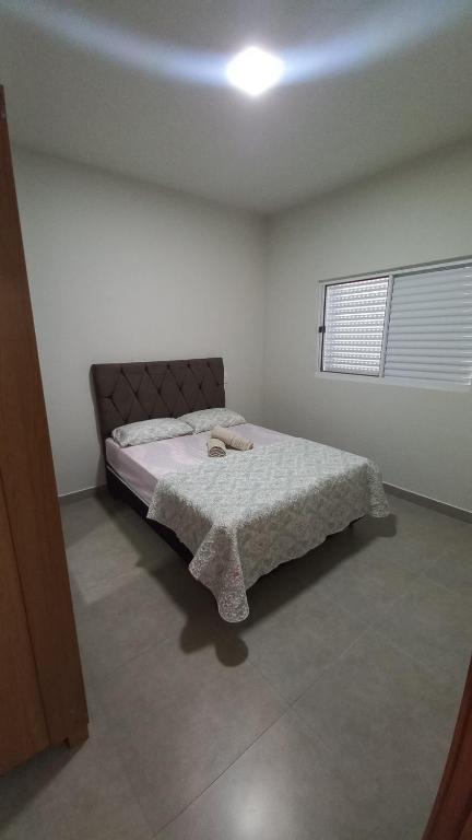 阿拉沙Flat MP的一间白色客房内的床铺卧室
