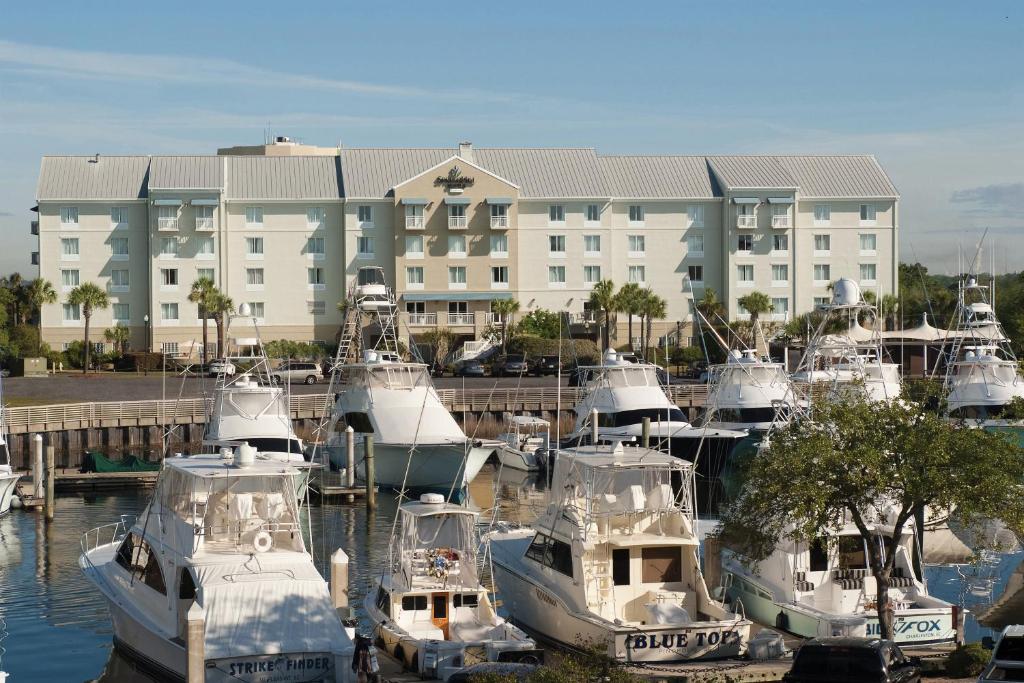 查尔斯顿SpringHill Suites by Marriott Charleston Riverview的停靠在大楼前的一组船