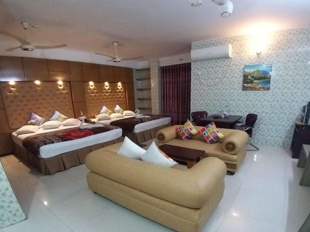 库克斯巴扎Saint Martin Resort的酒店客房,设有两张床和一张沙发