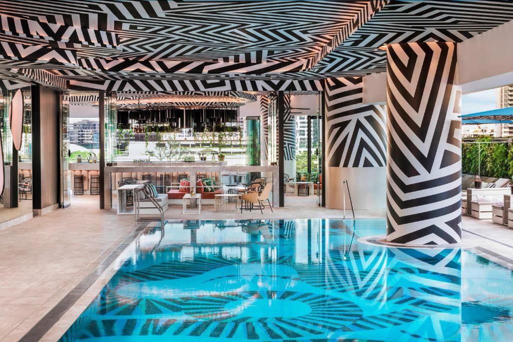 布里斯班布里斯班W酒店的一个带黑白色图案天花板的游泳池