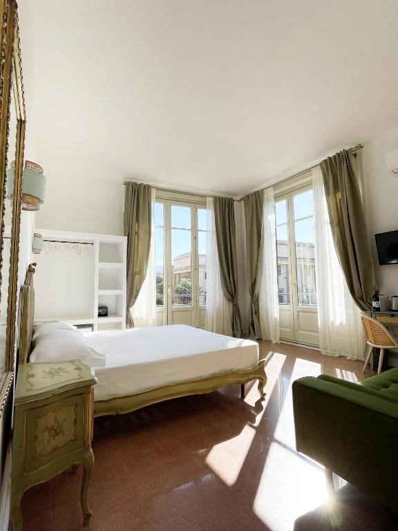 墨西拿B&B ISOLA Messina的卧室设有白色大床和窗户。