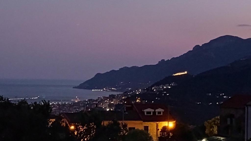 萨莱诺GATTI e MARE的夜晚城市与山脉的景观