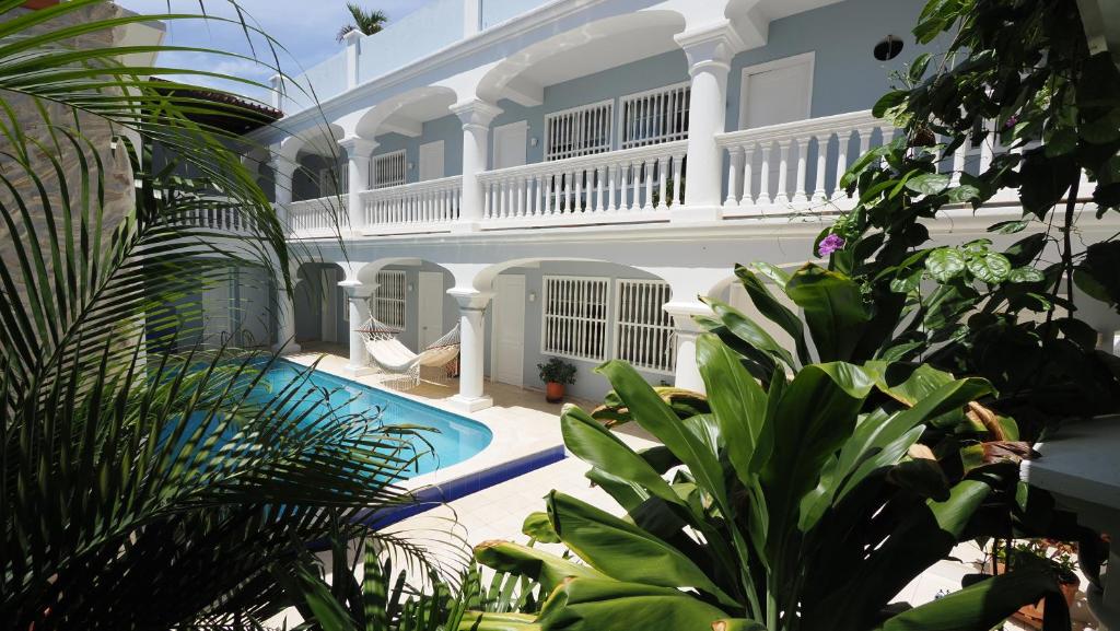 卡塔赫纳Hotel Casa Cytia的一个带游泳池的庭院