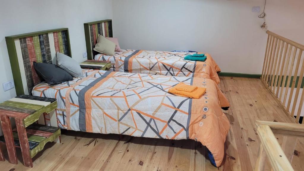 伊瓜苏港Minicasa Rural Maria Preta的一间卧室配有一张床和被子