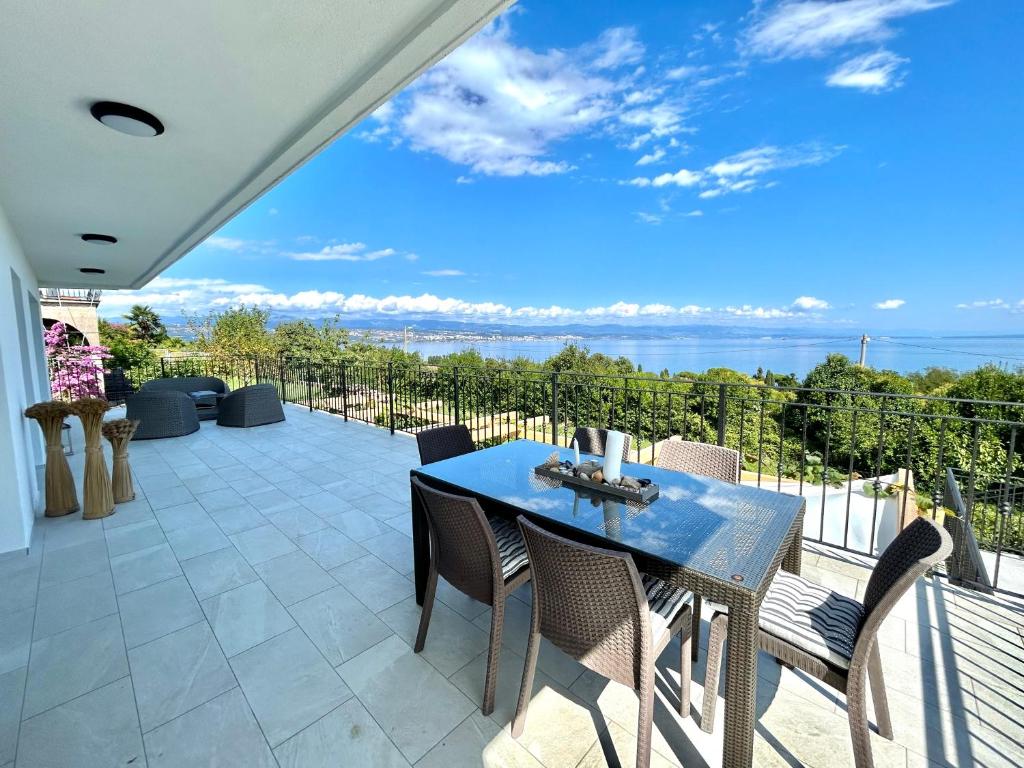 洛夫兰Villa Palma的享有水景的天井配有桌椅