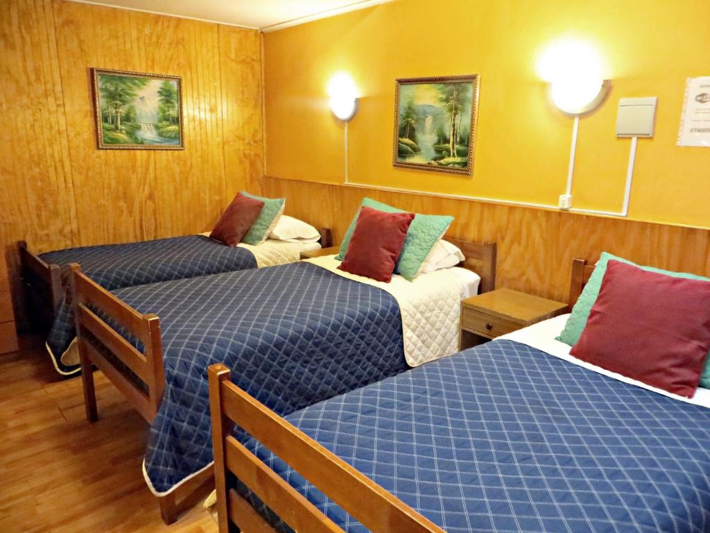 特木科Hostal Remember的酒店客房设有两张床和两盏灯。