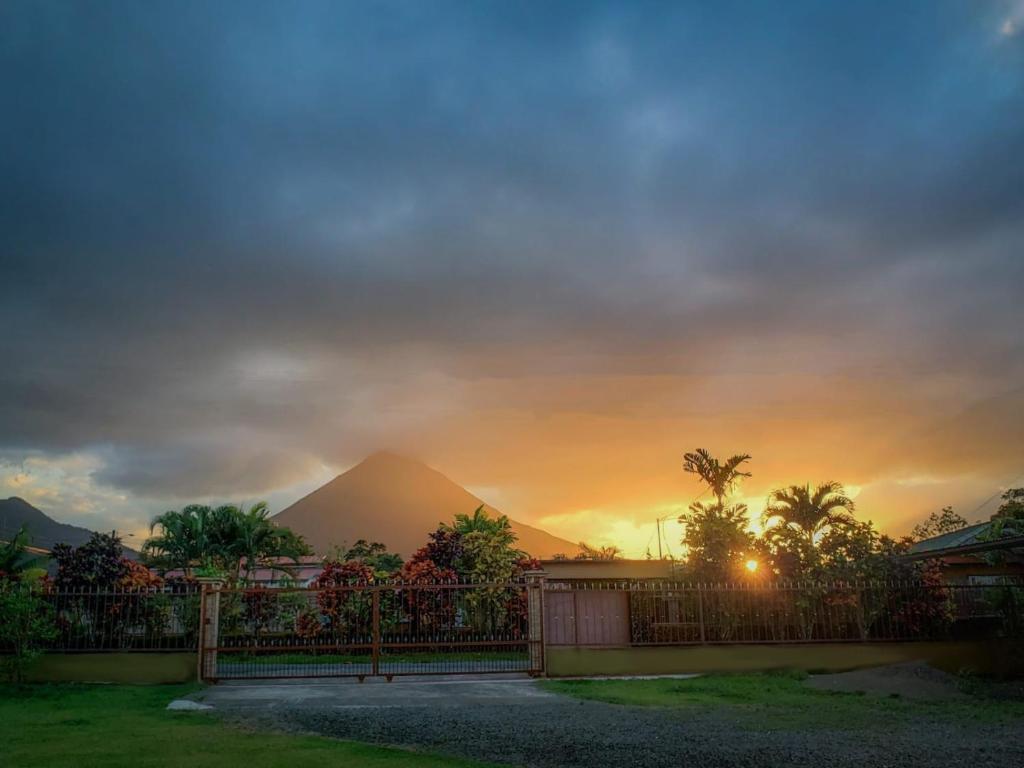 福尔图纳Volcano View Apartment的日落时分山景客房 - 带围栏