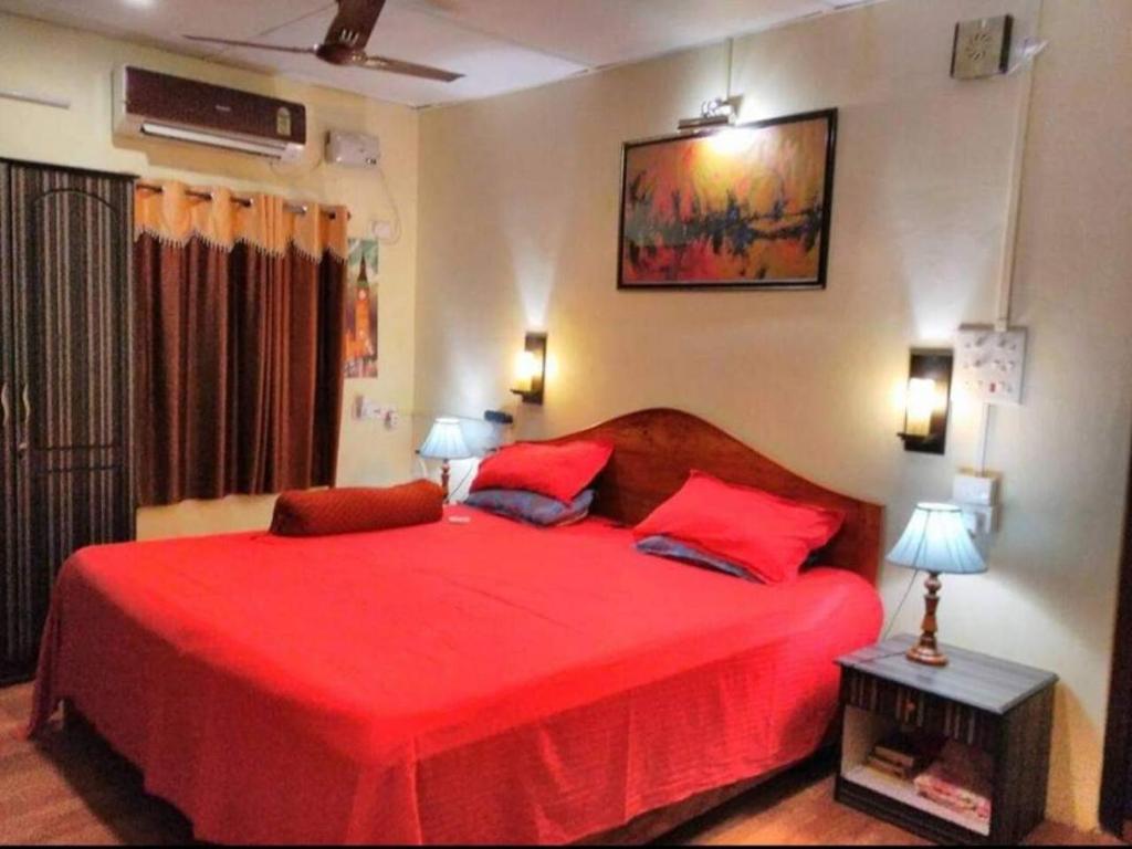 布莱尔港Imperial Heritage Home的一间卧室配有红色的床和两个红色枕头