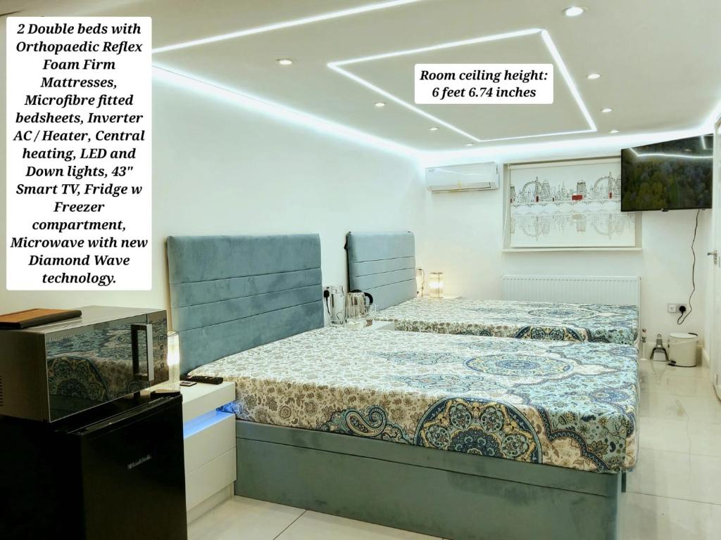 绍斯霍Fully Air-Conditioned Bedroom w 2 Double Beds & King Size Sofa Bed w Ensuite Bathroom Near Grand Union Canal - FREE Parking的卧室配有一张床