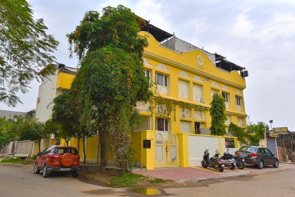 斋浦尔Jaipur Nobel的停在前面的黄色建筑,有摩托车