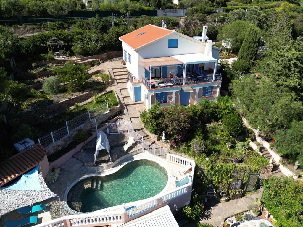 圣拉斐尔Villa Elisabeth Saint-Raphaël的享有带游泳池的房屋的空中景致