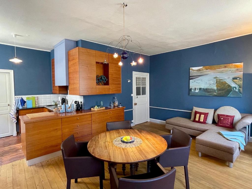 沙布利Chez Bea的厨房、带木桌的客厅和用餐室