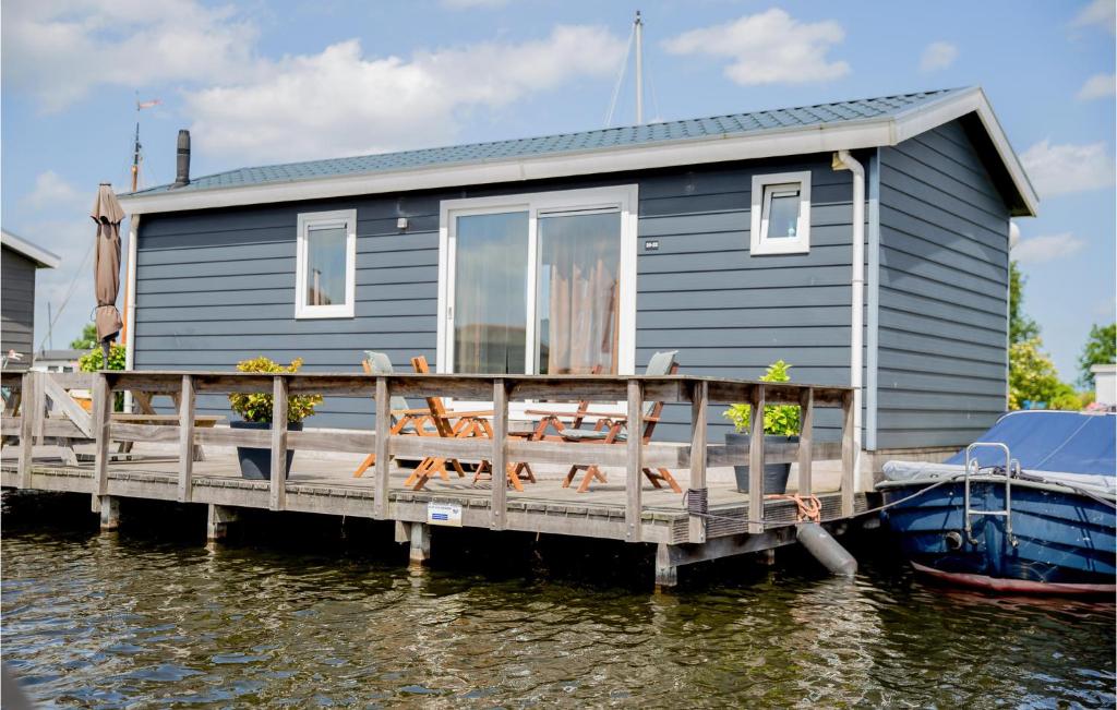 布勒克伦Stunning Home In Breukelen With 2 Bedrooms And Wifi的水面上的一个码头上的一个小房子