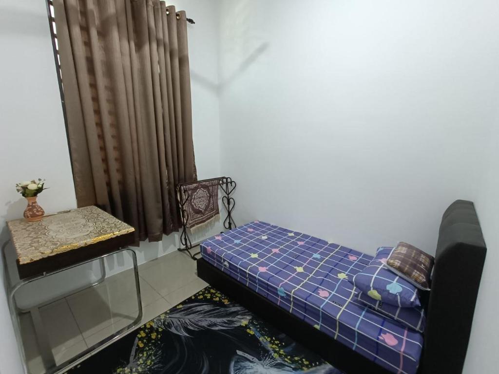 PendangMira Homestay Gurun - Pendang的小房间设有床和窗户