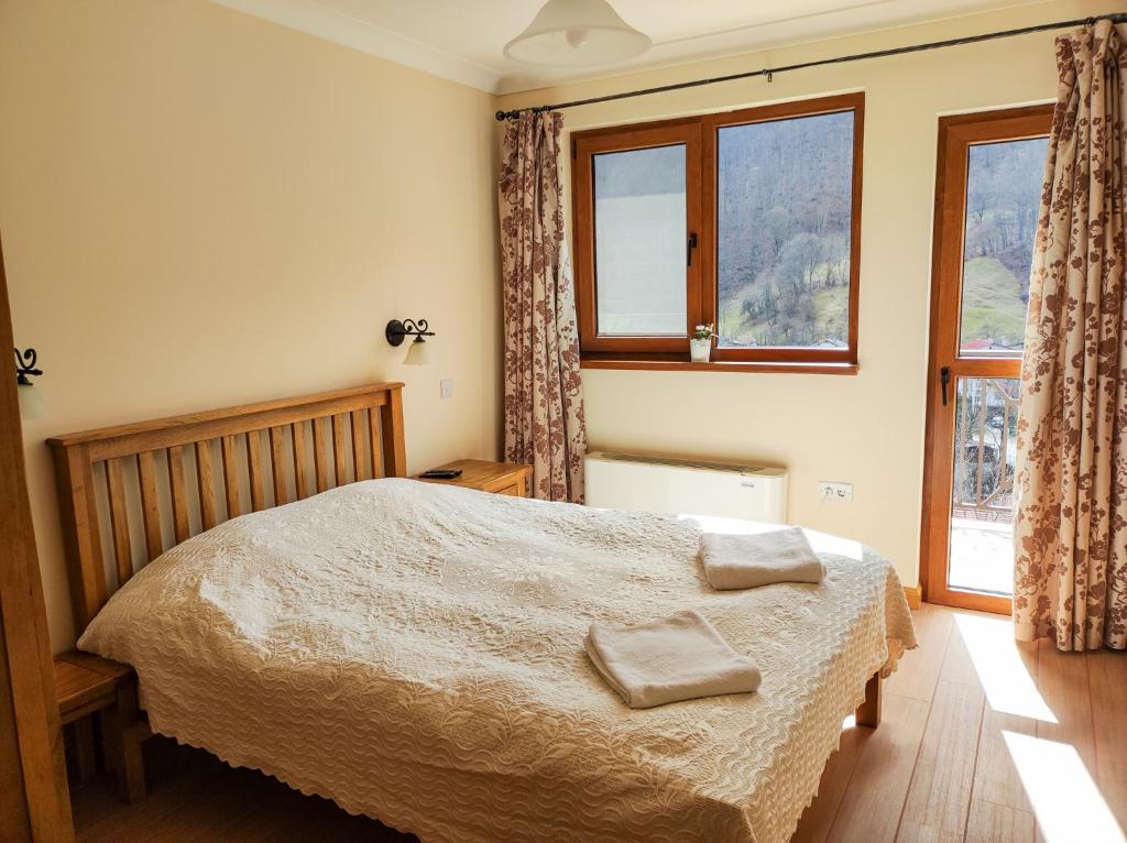 里巴里卡Терасите - Къща 3的一间卧室配有一张床,上面有两条毛巾