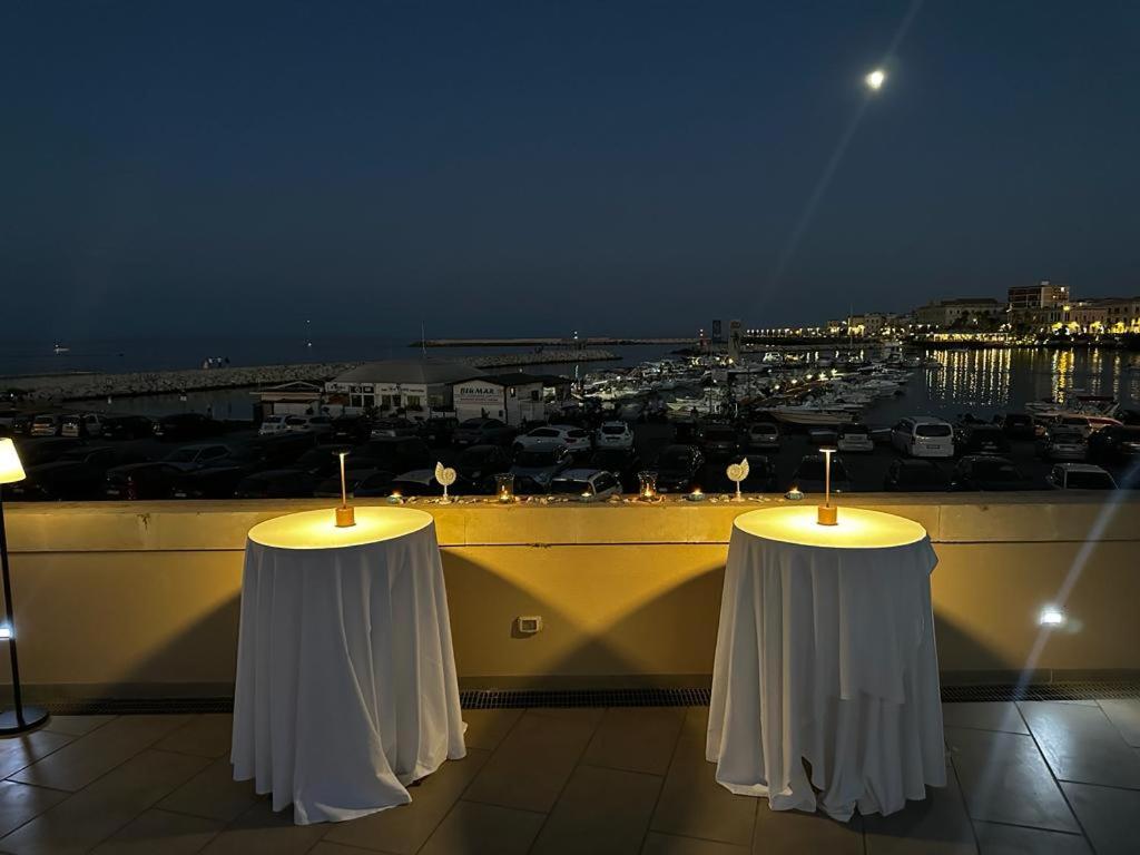 锡拉库扎Boutique Hotel Molo S Lucia的市景阳台设有2张白色桌子