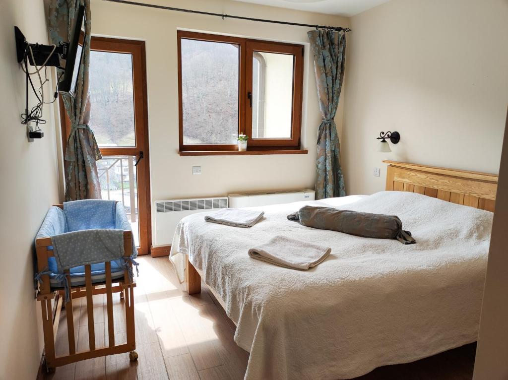 里巴里卡Терасите - Къща 4的一间卧室配有一张床、一把椅子和窗户。