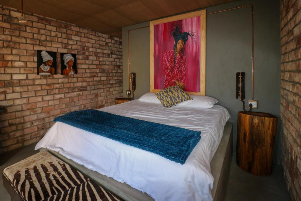 UisThe Desert House的一间卧室配有一张壁画床