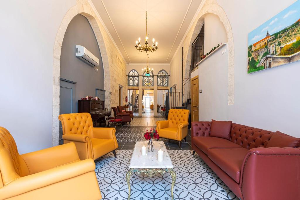 拿撒勒米歇尔宾馆的带沙发、椅子和桌子的客厅