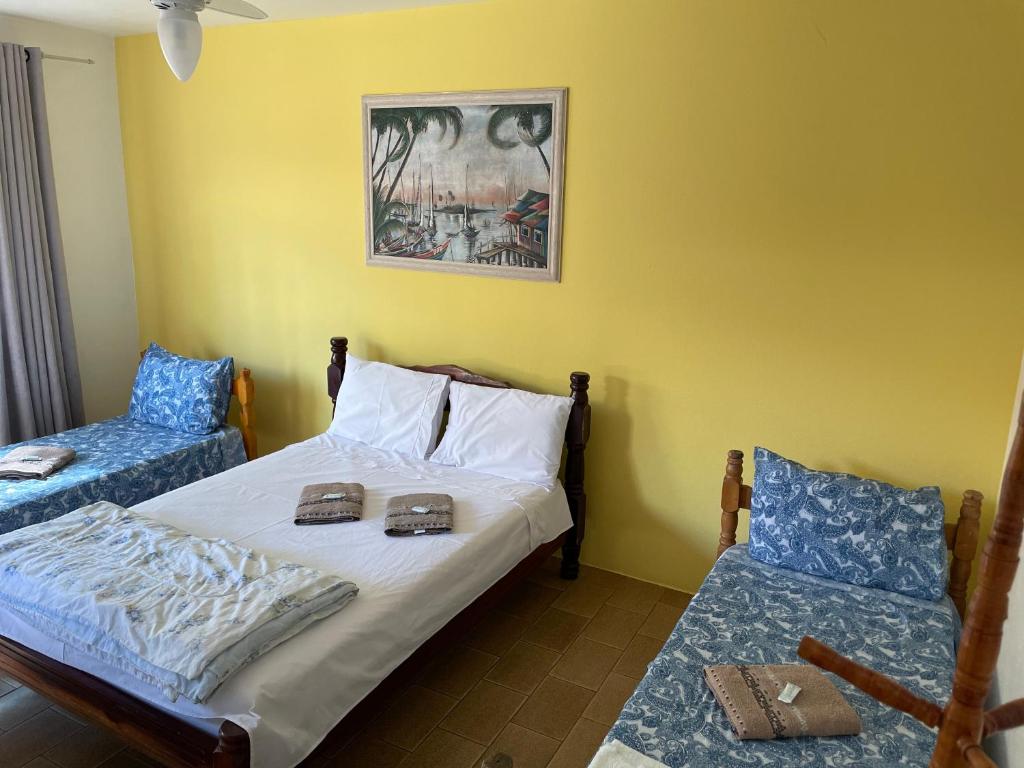 伊达贾伊Pousada Cirandinha - P1的一间卧室配有一张床和两张蓝色椅子