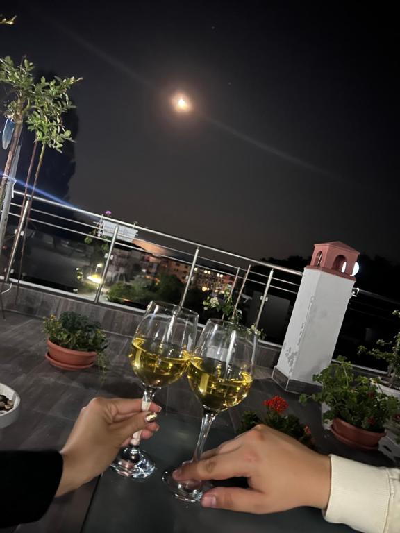 克兰内沃Villa Perla di Mare的两人晚上在阳台上喝杯酒