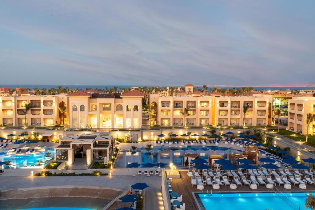 沙姆沙伊赫Cleopatra Luxury Resort Sharm - Adults Only 16 years plus的享有酒店空中景致,设有游泳池和大楼