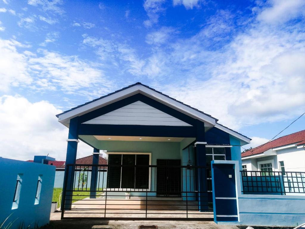 双溪大年Marvelous Homestay SP Kedah的蓝色屋顶的小房子