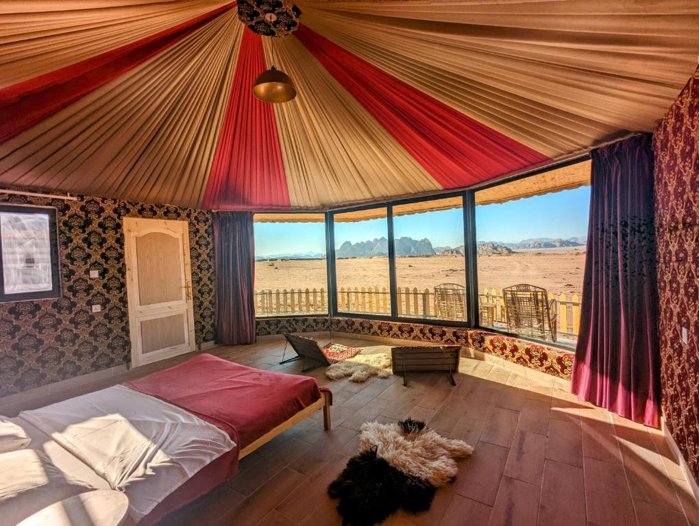 瓦迪拉姆Desert Magic Camp & Resort的一间卧室配有一张床,享有沙漠美景