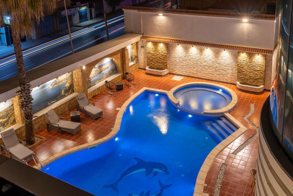 阿尔及尔Hotel Hammamet的夜间酒店游泳池