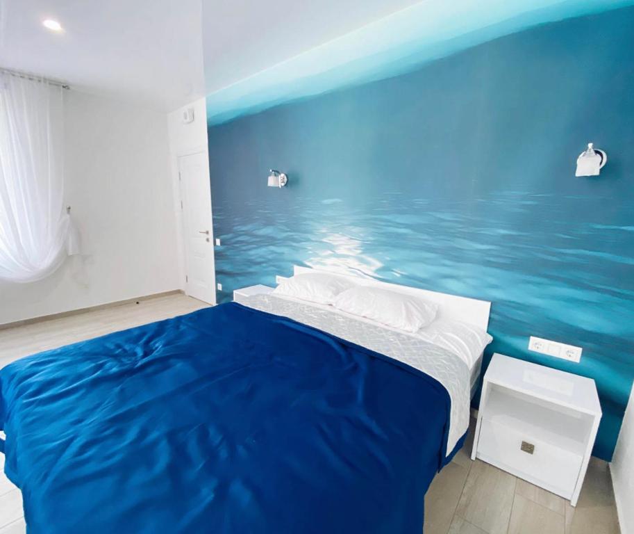 扎托卡Kovcheg Hotel的墙上绘有海洋画的卧室