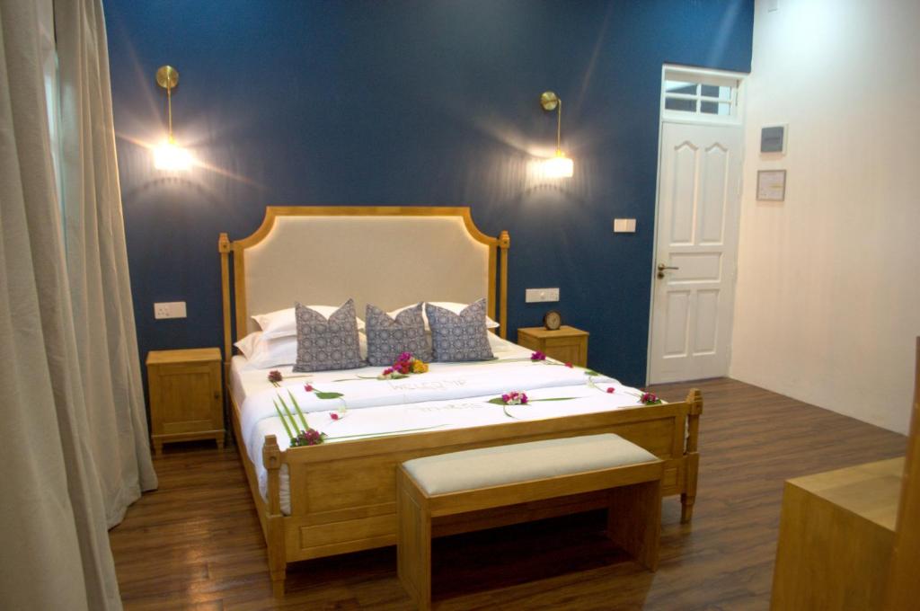 达拉万度Athirige Private Villa Dharavandhoo的一间卧室,床上放着鲜花