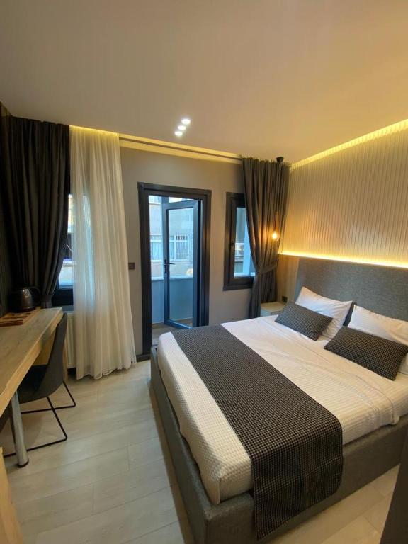 伊斯坦布尔Santra Bosphorus Hotel的一间大卧室,配有一张大床和一张书桌