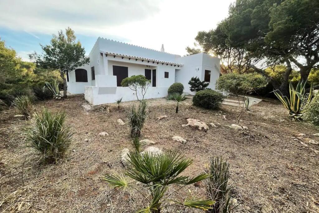 卡拉莫若尔Villa Menorquina en playa的田野中间的白色房子