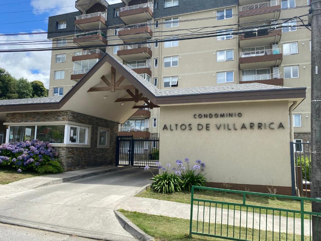 比亚里卡Departamento en condominio de villarrica的一座有读卡奥利斯德维拉利亚的标志的建筑