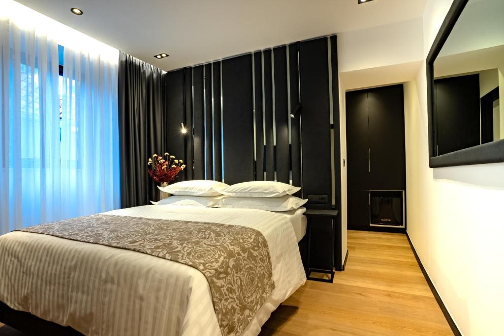 扎达尔City Premium Heritage的一间卧室配有一张大床和电视