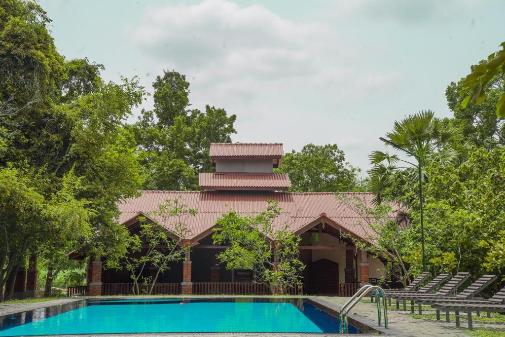 锡吉里亚Foresta Resort Sigiriya的一座带游泳池和大楼的度假村