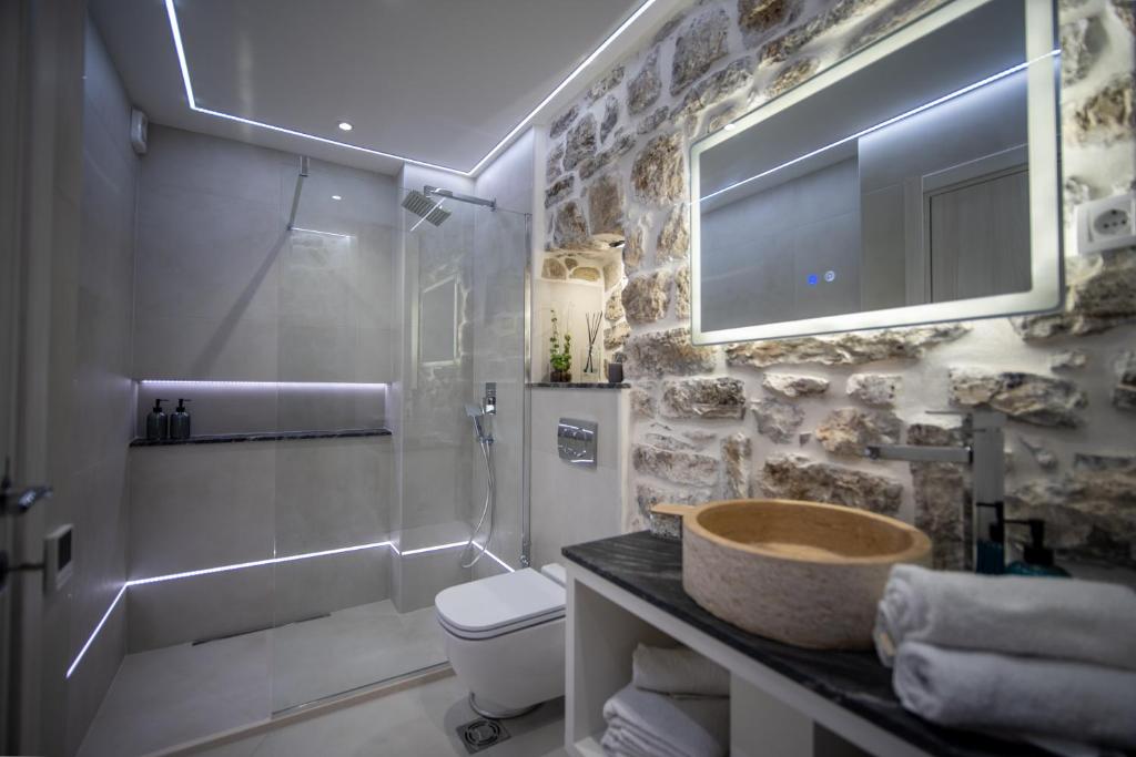 蒂瓦特Casa di Lukovic的一间带水槽、淋浴和卫生间的浴室