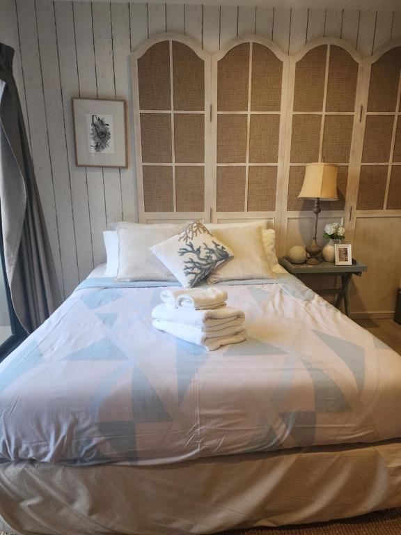 华欣Apple's La casita condo Hua Hin room2的一间卧室配有带毛巾的床