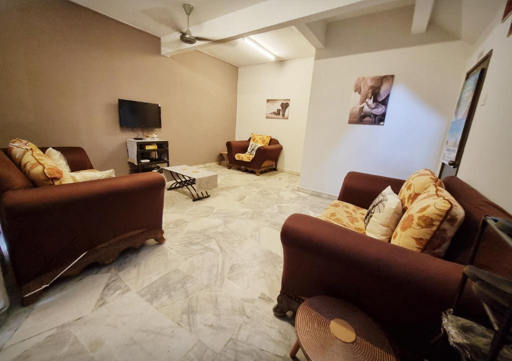梳邦再也USJ Subang Jaya Sunway Paradise Home Staycation-PH1346的客厅配有两张沙发和一台电视机