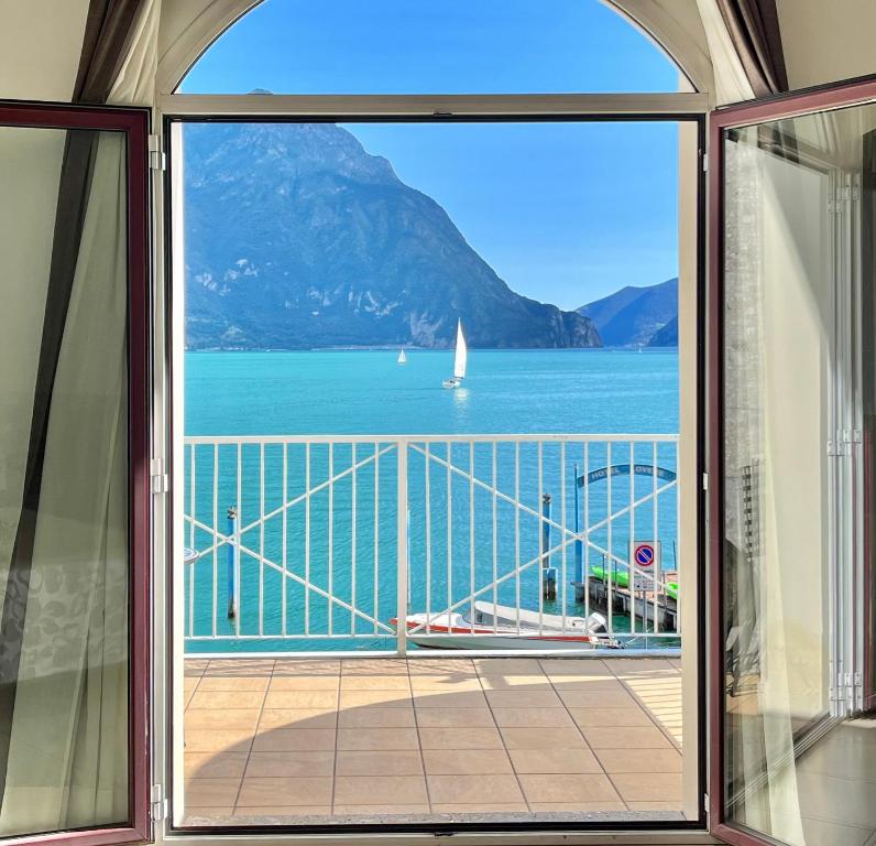 洛韦雷洛唯雷温泉度假酒店的享有水景和帆船景致的窗户
