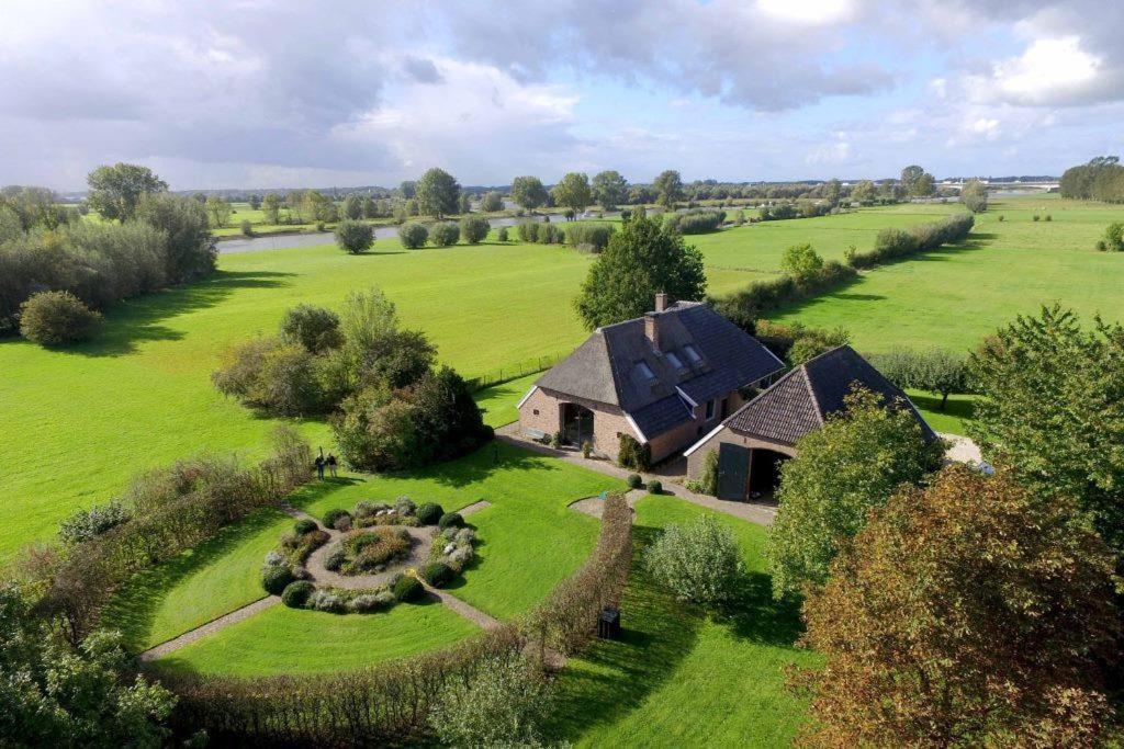 EpseThe nicest farmhouse in Holland!的田野房屋的空中景观