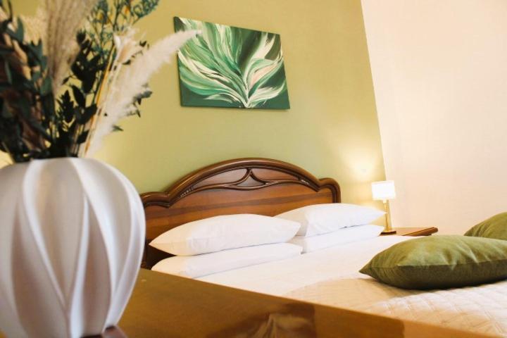 皮蒂利亚诺Casa Luisa的一间带两张床的卧室和鲜花花瓶