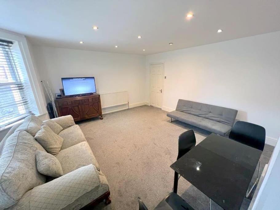 萨顿Spacious 1-bedroom Flat in Sutton (South London)的带沙发和电视的客厅