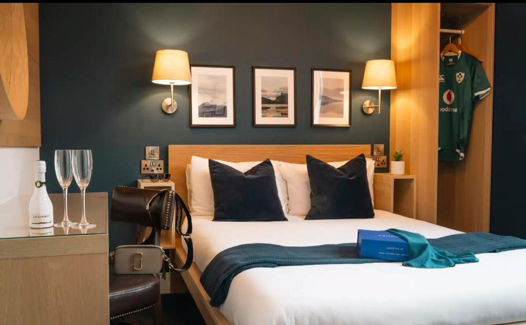 都柏林凯尔特旅馆客栈餐厅和酒吧的一间卧室配有一张带蓝色毯子的大床