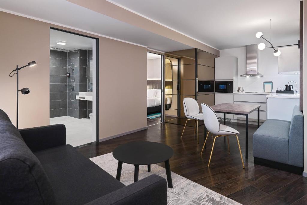 埃森Residence Inn by Marriott Essen City的带沙发和桌子的客厅以及厨房。