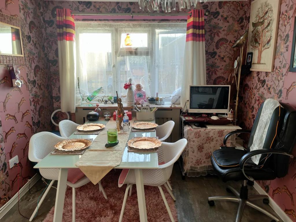 曼彻斯特KEYHAVEN WALK的一间带桌椅和窗户的用餐室