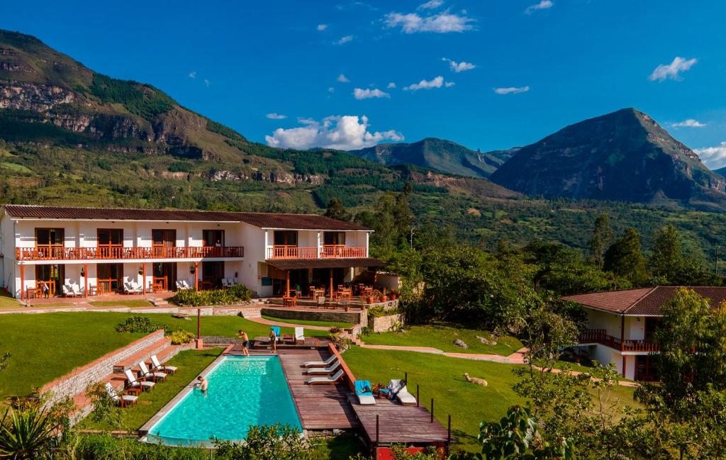 CocachimbaGocta Andes Lodge的一座带游泳池和山脉的度假村