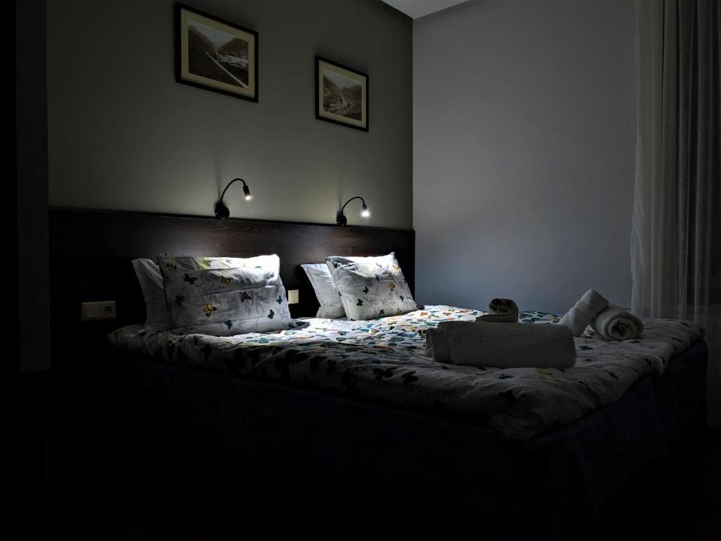 卡兹贝吉Milky Way的黑室内的一张床位,床上有丝绸 ⁇ 