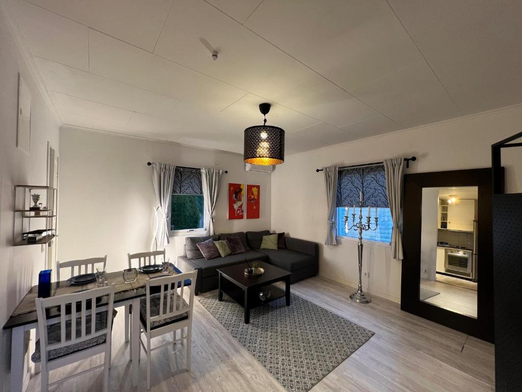 斯德哥尔摩Fresh And Cozy Little House 45km In Täby的客厅配有沙发和桌子